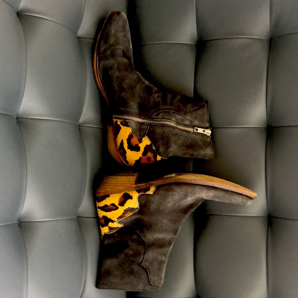 Selling these super cool black with leopard accent on the heel.